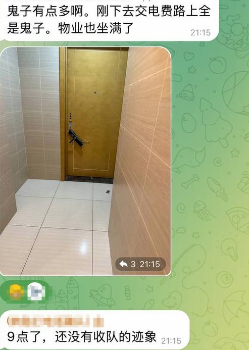 群友反馈:今天住我隔壁的兄弟因为拒绝开门,被暴力执法强拆,然后人直接给拖走了。
