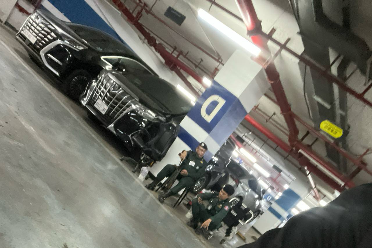 网友投稿:金边“富力小区” 情况不容乐观,昨晚十一点多的时候又来了一批增援的警察,今天宪兵就24小时住在富力了,现在整个小区都封锁了,刚刚在电梯口看到宪兵从楼上陆陆续续搬了很多电脑...