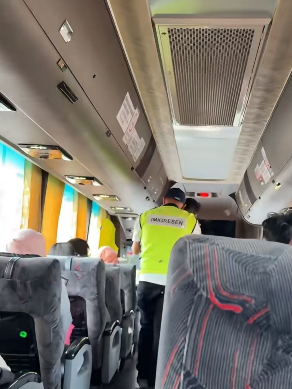 群友投稿:马来西亚吉隆坡现在整天疯了一样查车,大巴车都要拦下检查护照、签证是否逾期。