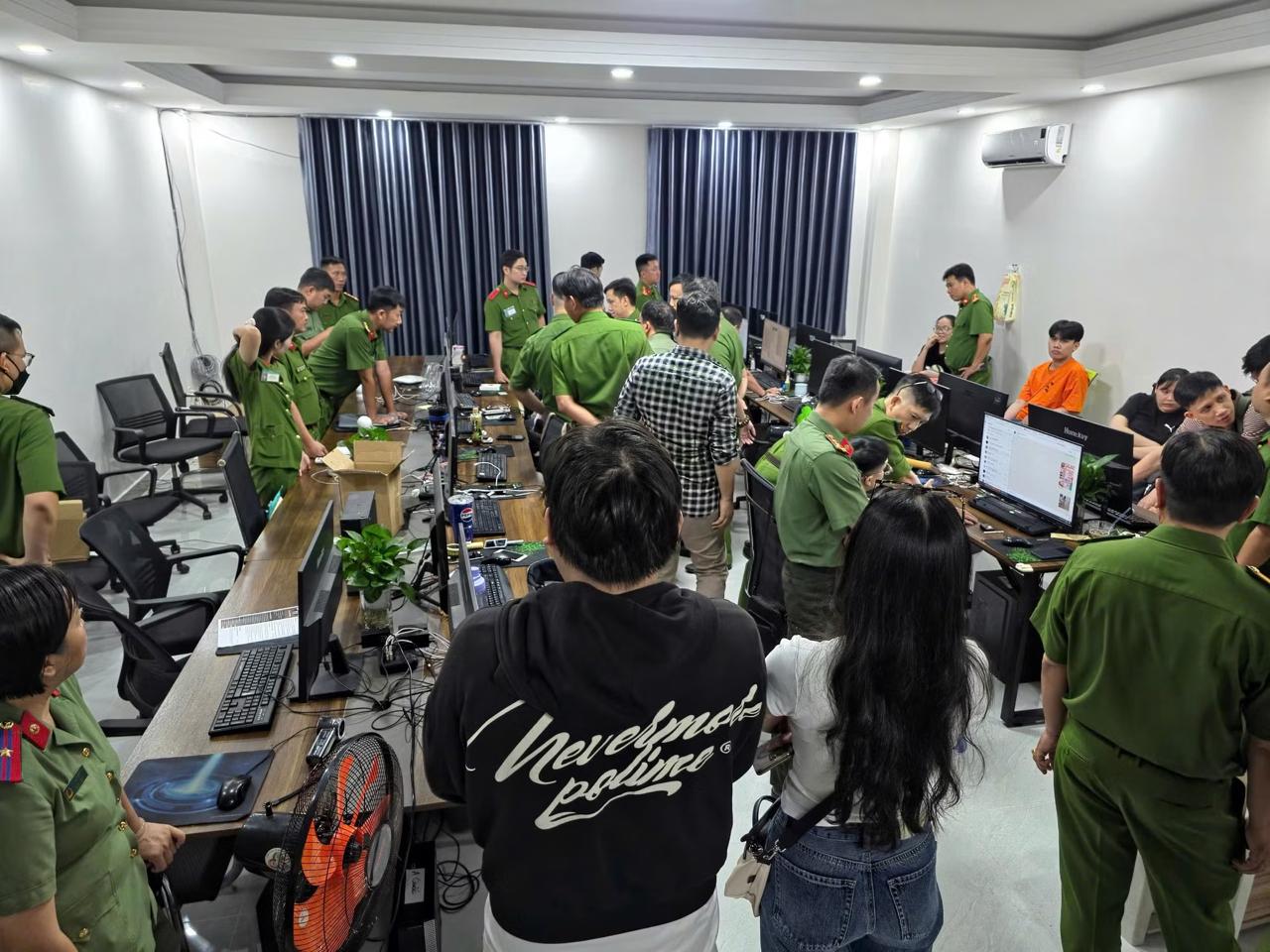 🇻🇳 胡志明市警方突袭一涉诈涉高利贷窝点 查获19名中越籍人员