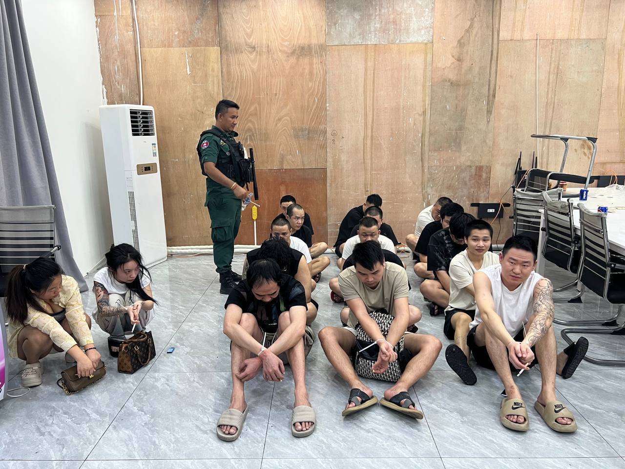 最新消息:拜林小苹果抓捕了15个人,涉嫌网络诈骗和非法移民,目前已被带往警察局进行调查。