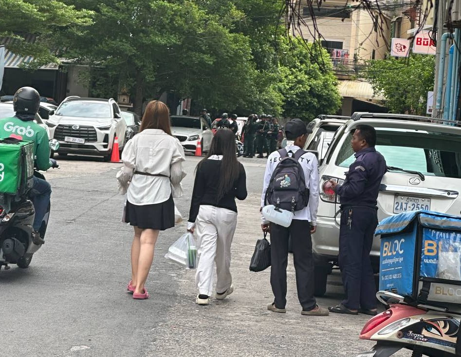 温馨提示:金边市区tk star 公寓楼下 宪兵集结,目前来了一队、 正准备上楼了。