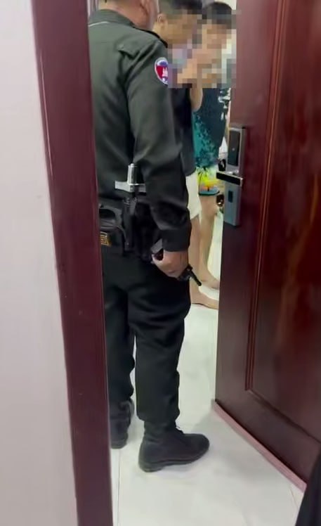 网友反馈:西港海豚附近的宿舍今天被宪兵扫了,面对荷枪宪兵,现场的马来两兄弟连眼神都没闪一下。