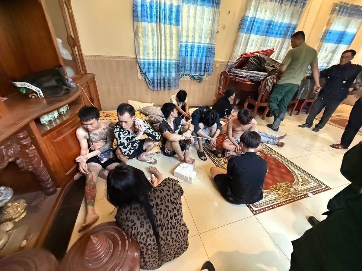 越南籍电诈团伙藏身巴域市住宅区被查获,15人落网