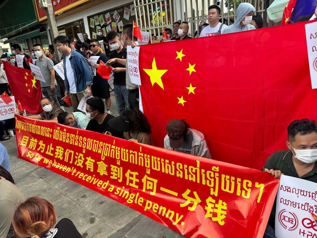 今天上午,再有汇旺用户到大使馆门前聚集维权。