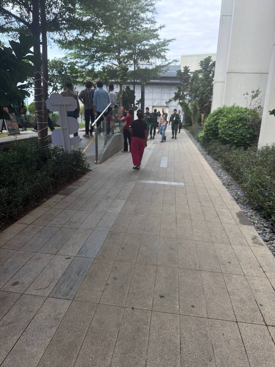 群友投稿:🇰🇭金边富力刚刚又来了好多宪兵警察,各位同胞小心点