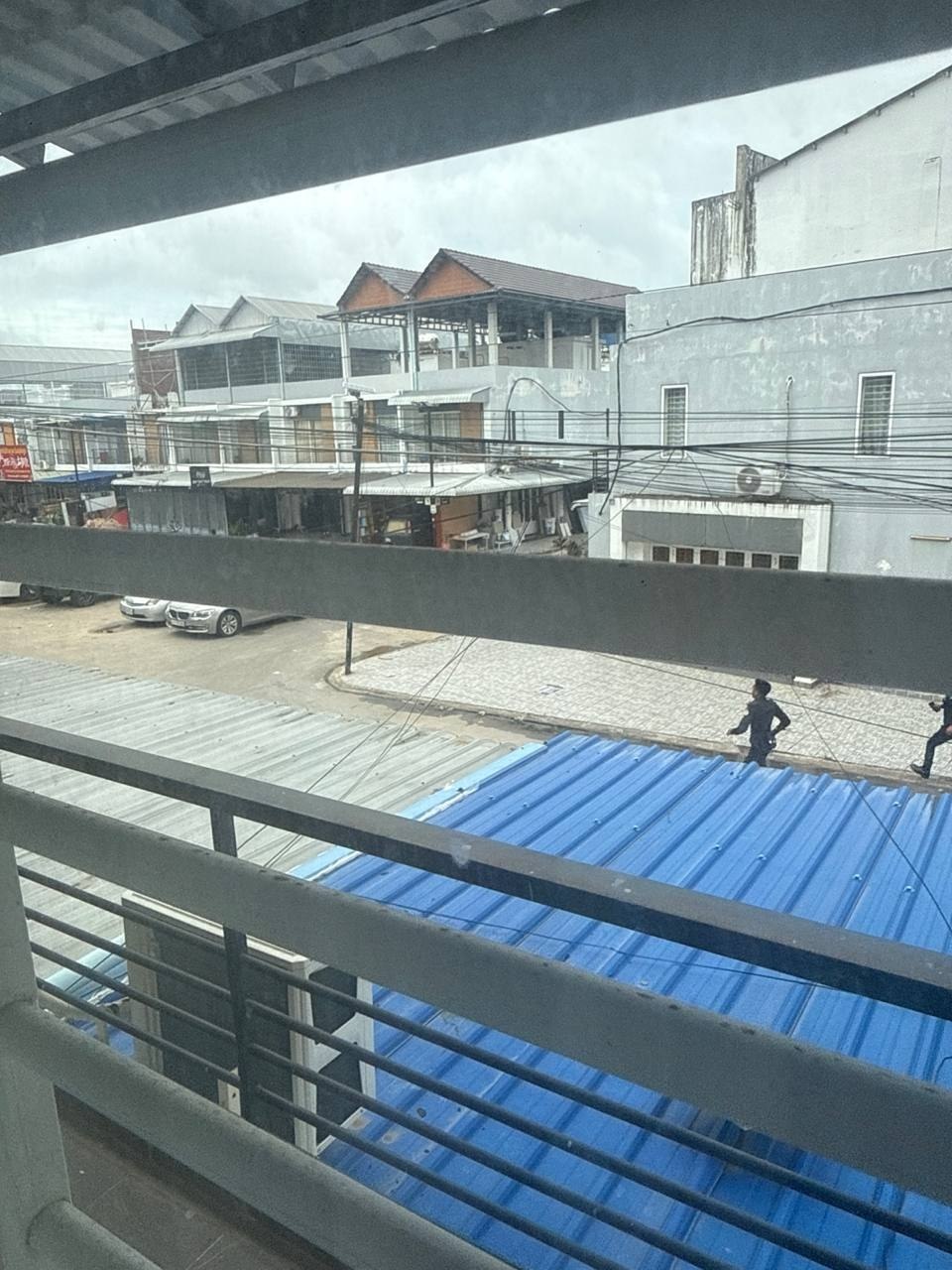 网友反馈:西港ob5在查护照,没护照的逃跑被按了,在附近的兄弟注意了!