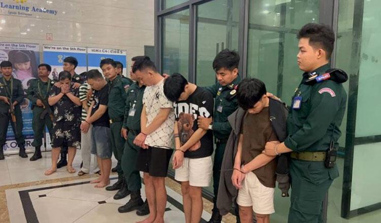 金边警方突袭一公寓大楼 抓获6名企图销毁证据的越南籍嫌犯