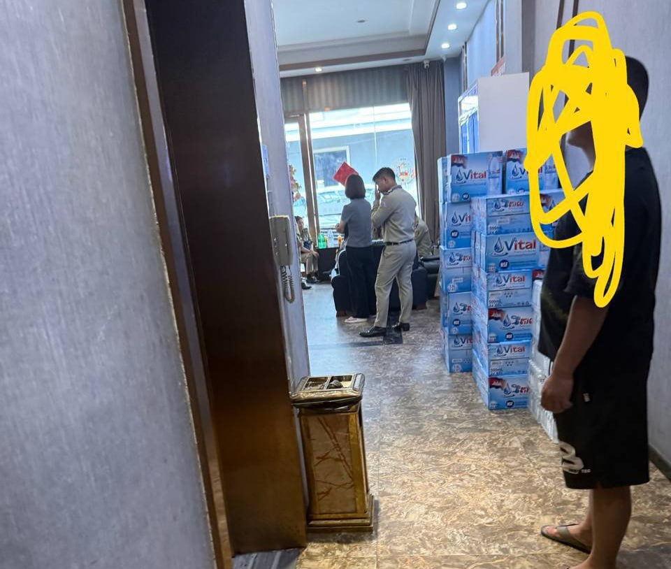 网友反馈:🇰🇭西港大市场附近现在有移民局、宪兵、开始查护照了,各位注意!!