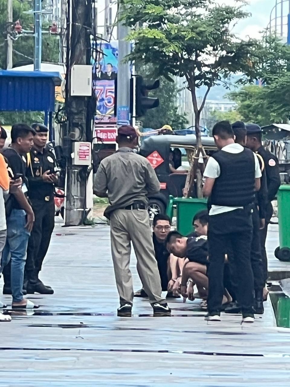 网友反馈:西港老铂莱边上喜茶奶茶店门口刚刚抓走3个中国人,具体情况尚未清楚。