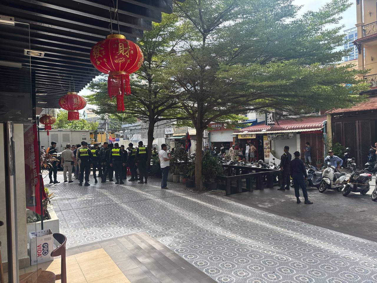 群友爆料:BKK3公寓现在正在挨家挨户检查,移民局,缉毒局,警车,宪兵50个左右围住了。