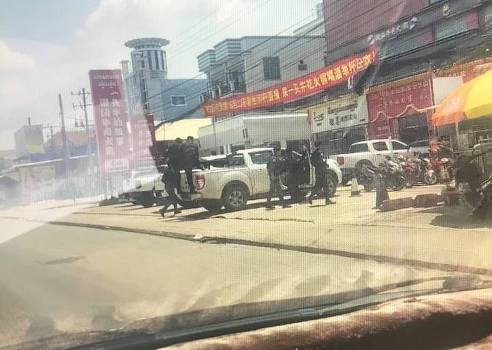 群友反馈:木牌 一头牛火锅店下面来了几车宪兵 这栋酒店下面都是宪兵 住这里的兄弟们注意。