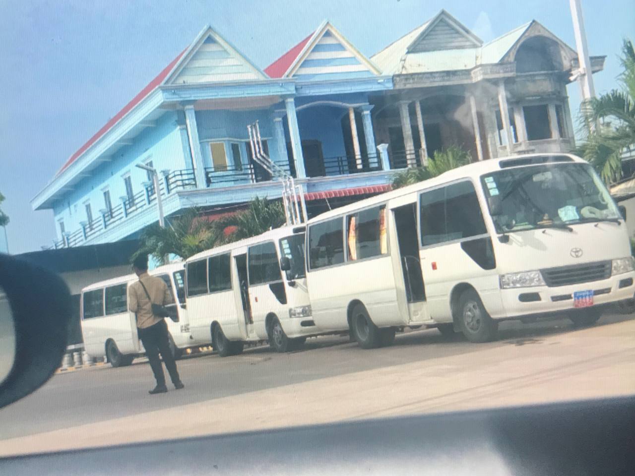网友反馈:木牌加油站停了几辆小巴车,还有警车,今天行动继续,在那边的注意了。