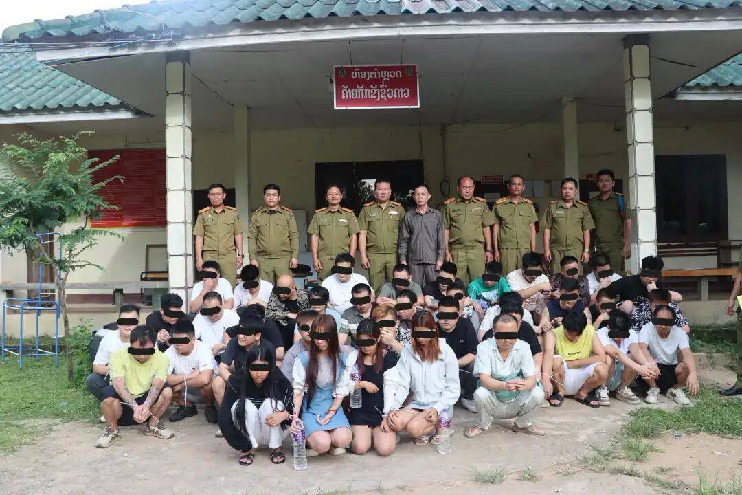 老挝资讯:万象省警方端掉40人诈骗窝点(其中33个中国人)2196部手机铺满一屋子!