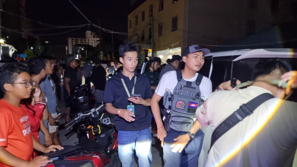 网友投稿:西港 据说是在长城后面附近抓DU贩,现场开了好几枪,目前人已经被抓住。