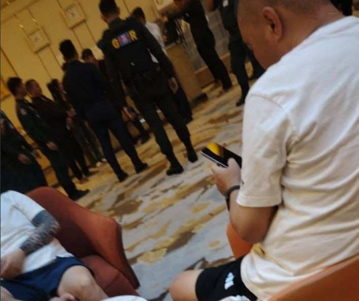 网友反馈:西港 双狮酒店刚刚被宪兵突袭检查了,现在大厅里面小几十个宪兵。