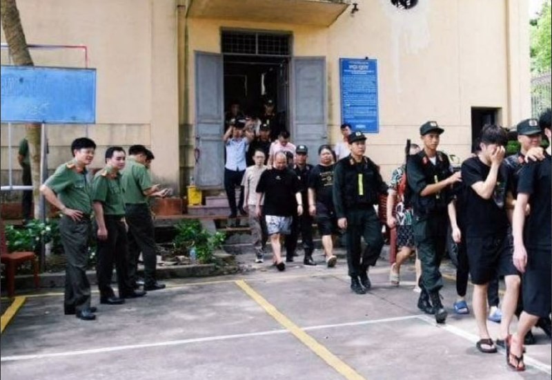 网友投稿:我朋友在越南被邻居举报了,盘口20几个人一网打尽。