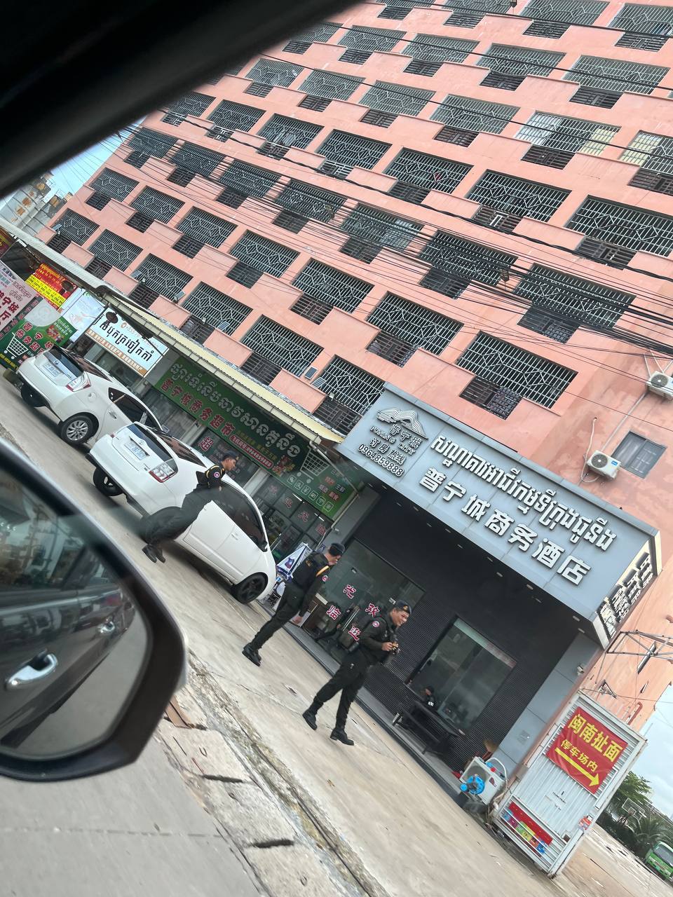 网友反馈:🇰🇭西港OB普宁城商务酒店刚刚被宪兵包围,现在具体情况暂时还不清楚,有在附近的兄弟注意了。