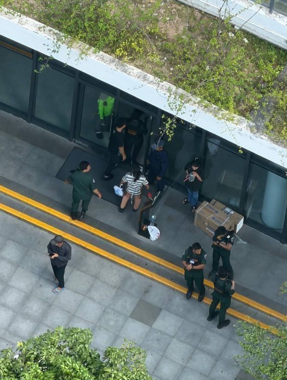 网友反馈:西港 星汇3-2有一堆宪兵在楼下开始突击检查了,在那边的注意了。