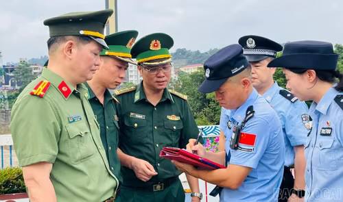 越南警方向中方移交19名跨境电信网络诈骗犯罪嫌疑人