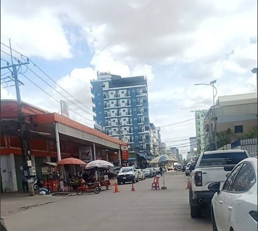 最新消息 🇰🇭今天波贝 市中心蓝色建筑楼被突袭,现场抓了不少人,大巴车已就位。