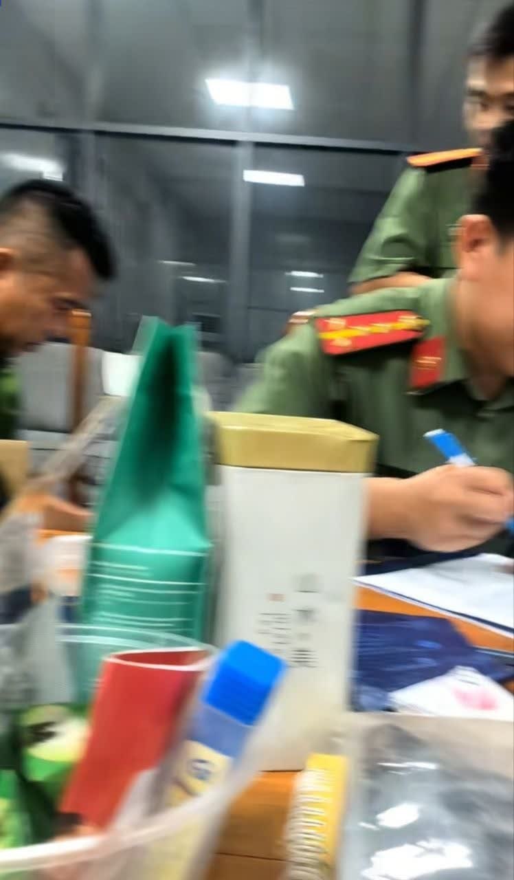 网友投稿 被一群匪警上门来检查