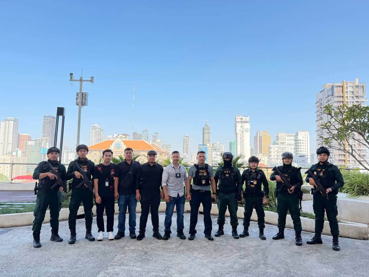 网友投稿:金边警察局刚刚突袭了一栋大楼,目前暂无详细信息,稍后提供更多信息。