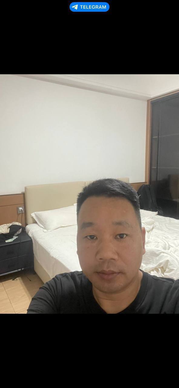 这个人叫做阿九《小名》,住在亚太财富酒店8026,是一个专门卖国内色粉和空降资源的,41岁,厦门人
