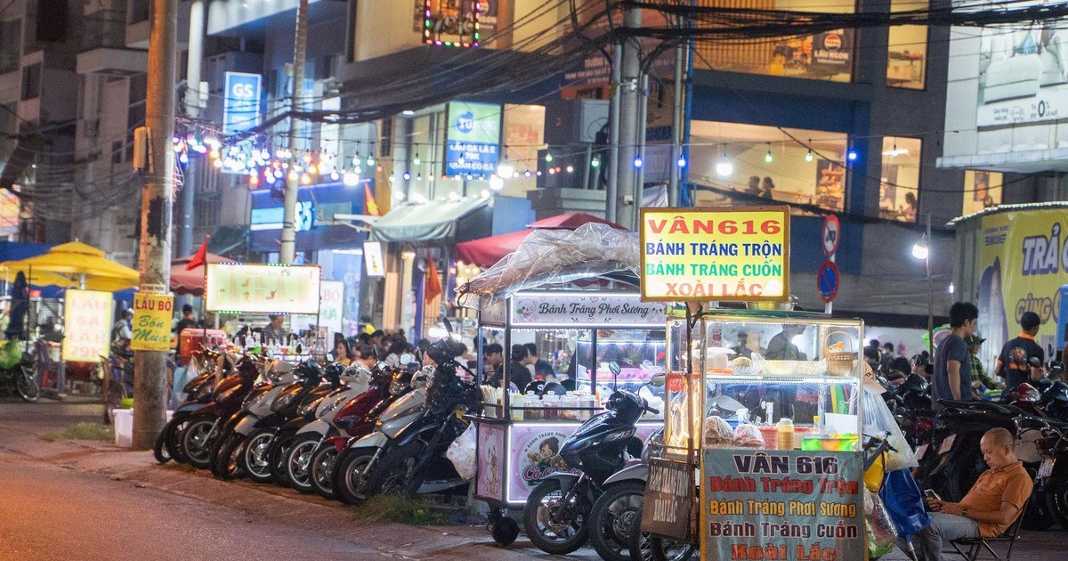 胡志明市人行道被占,食肆摆摊逼行人走马路