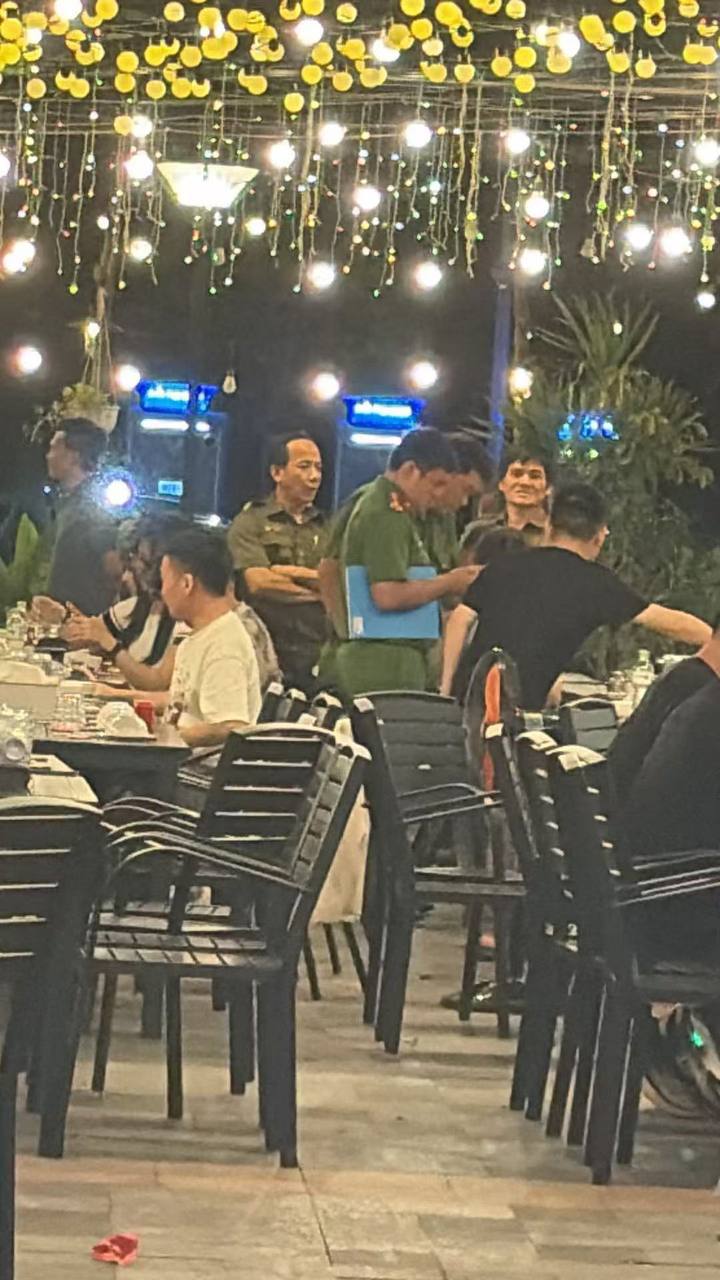 网友投稿:🇻🇳胡志明“9郡 美食街 ”警察正在检查,没有证件暂时不要过去,刚刚已经有人被带走了!