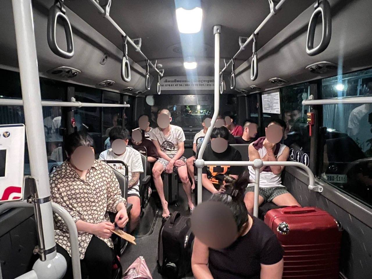昨晚金边查巴安披区突查一民宅 12名越南籍人员涉嫌网络诈骗被查