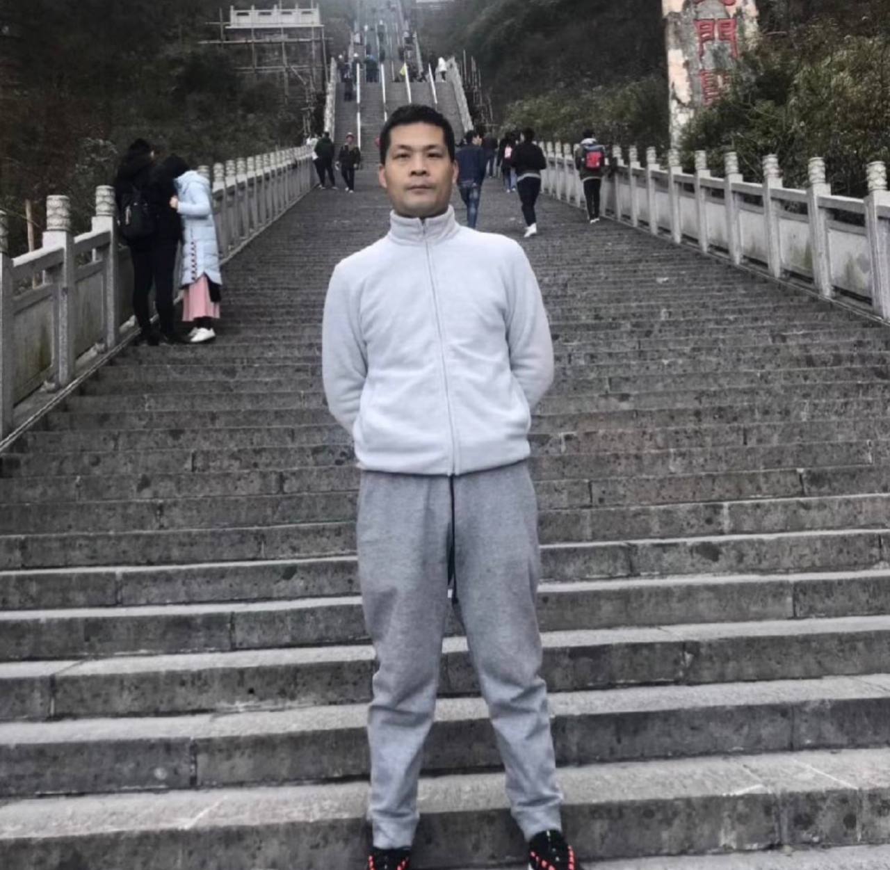 网友曝光 这个男的叫 阿浪,中国湖北的。他们公司在缅甸三佛塔,公司在缅甸KTV后面三号院