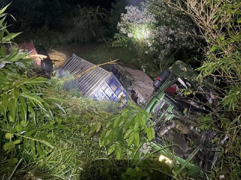 越南资讯:顺化货车下坡冲入山谷,司机当场死亡