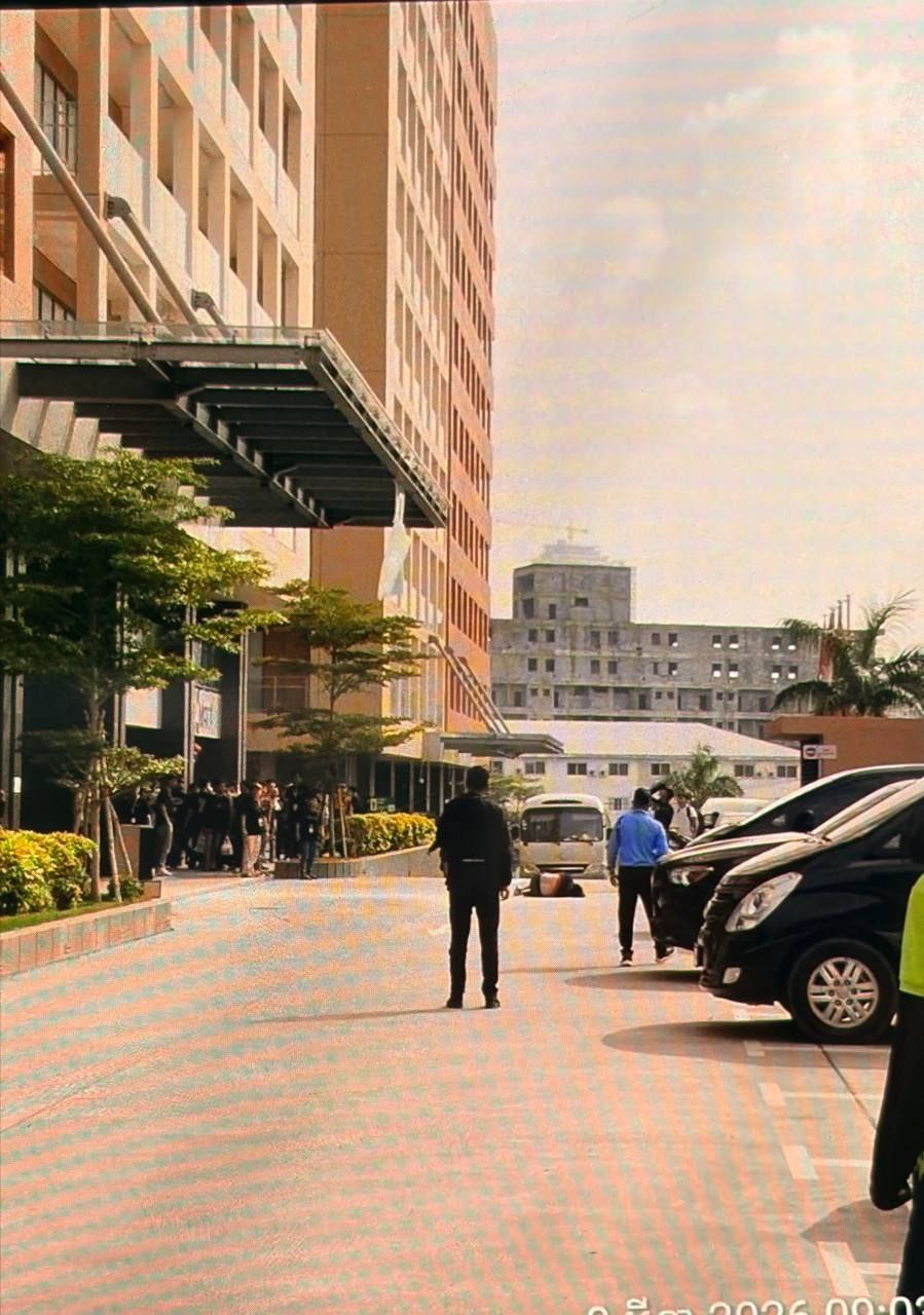 最新消息:一名中国男子从西哈努克省 Koh Pus 桥附近的一栋建筑物跳下的事件引起了极大的震惊。