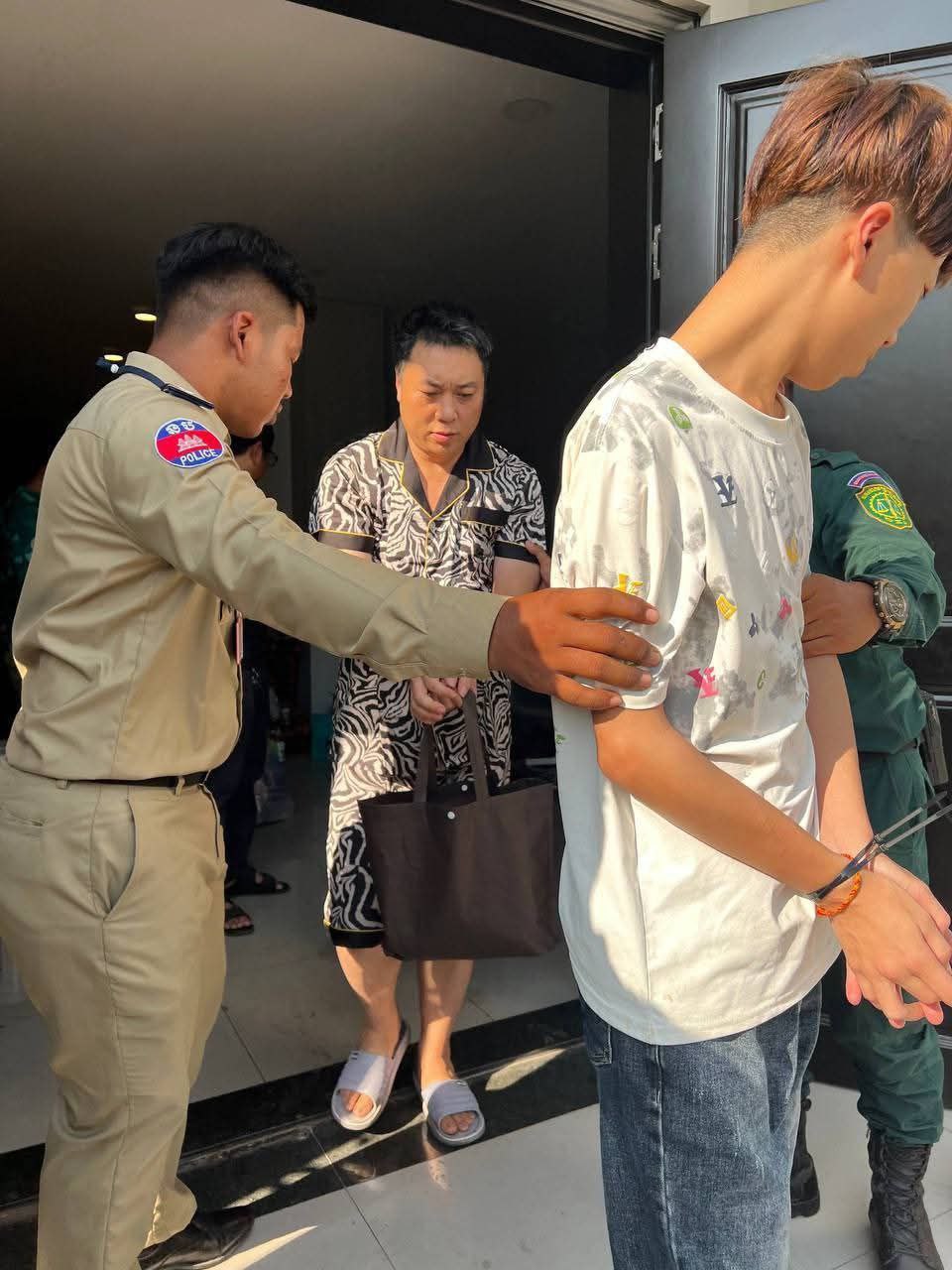 柬埔寨两个盘总被抓 据匿名消息人士透露,两名中国男子从老挝当局逃脱,在西哈努克城停留数日后进入柬埔寨,逃往金边,但被当局发现。当局证实,他们是重大阴谋的头目。