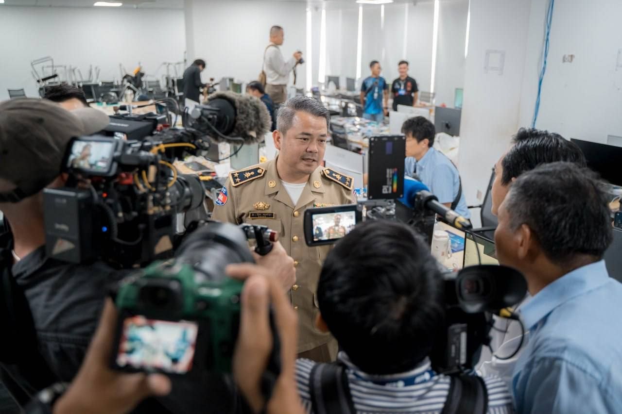 柬埔寨新闻:今天全球著名媒体美联社、法新社、路透社、凤凰卫视、日本新闻社和欧洲新闻图片社在内的多家国际主要机构的记者,直接前往昨夜位于金边万景岗区某公寓被抓地点
