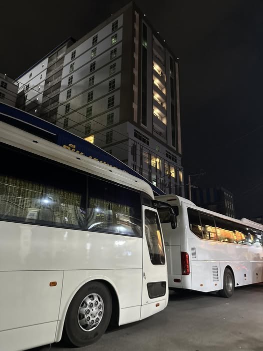 最新消息:波贝此大楼今日被捕人员也许不止三百人,有可能上升到五百余人左右。目前大巴车还在等待。
