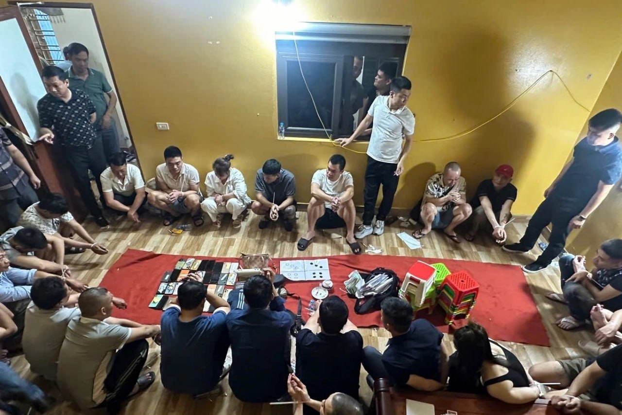 越南资讯:宁平警方端掉聚赌窝点 25人被抓 近5亿越南盾被查扣