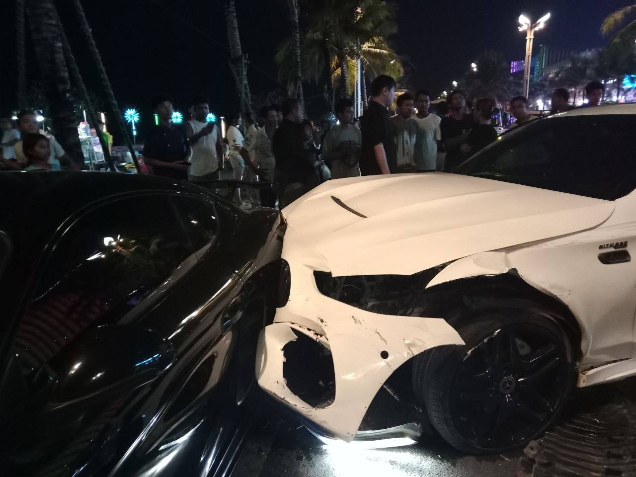 今天凌晨西港两豪车相撞