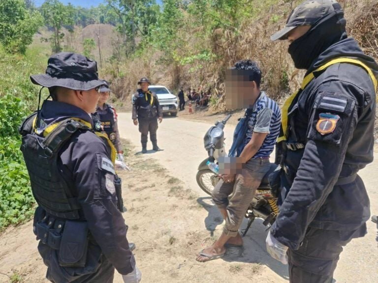 警察边境检查立功!缅甸男骑无牌摩托闯关,背包内藏2000粒冰du药丸当场被捕