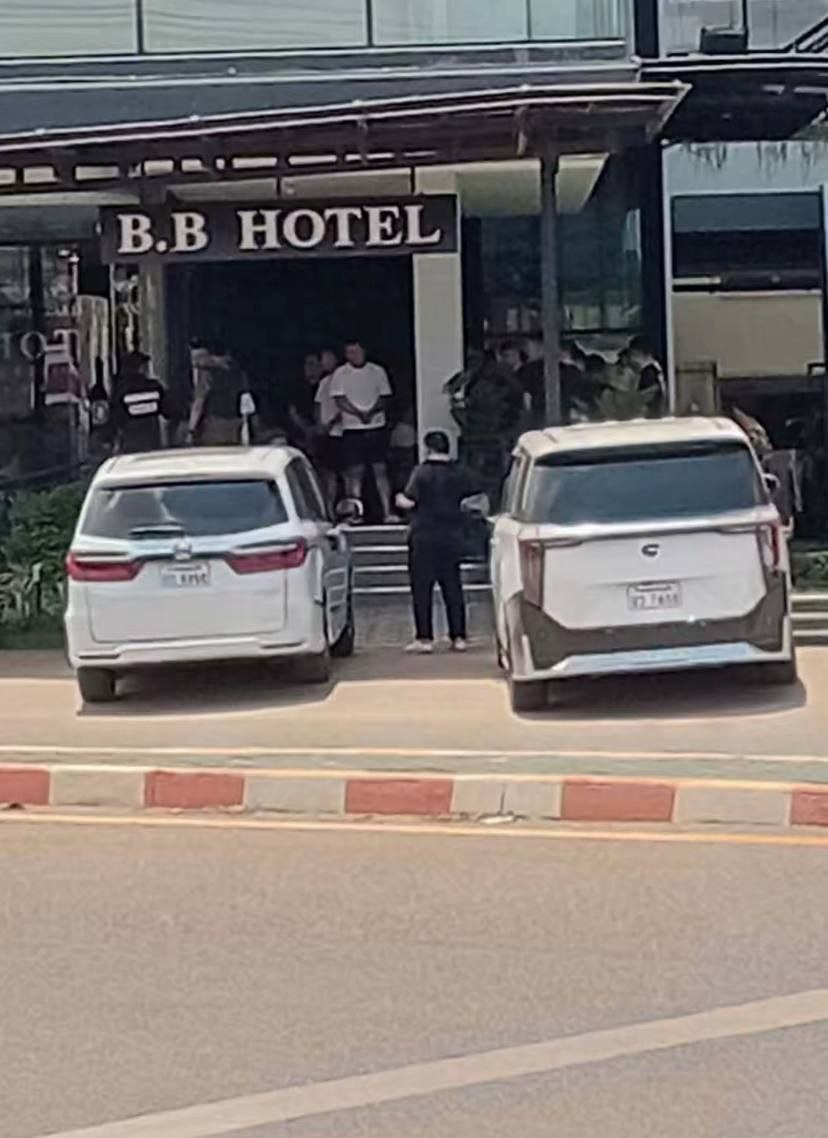 群友反馈:老挝沙湾拿吉昨天在酒店和别墅区逮捕了二百多个从柬埔寨回流的,听说本来要在沙湾拿吉建园区的,直接宣布破产了。