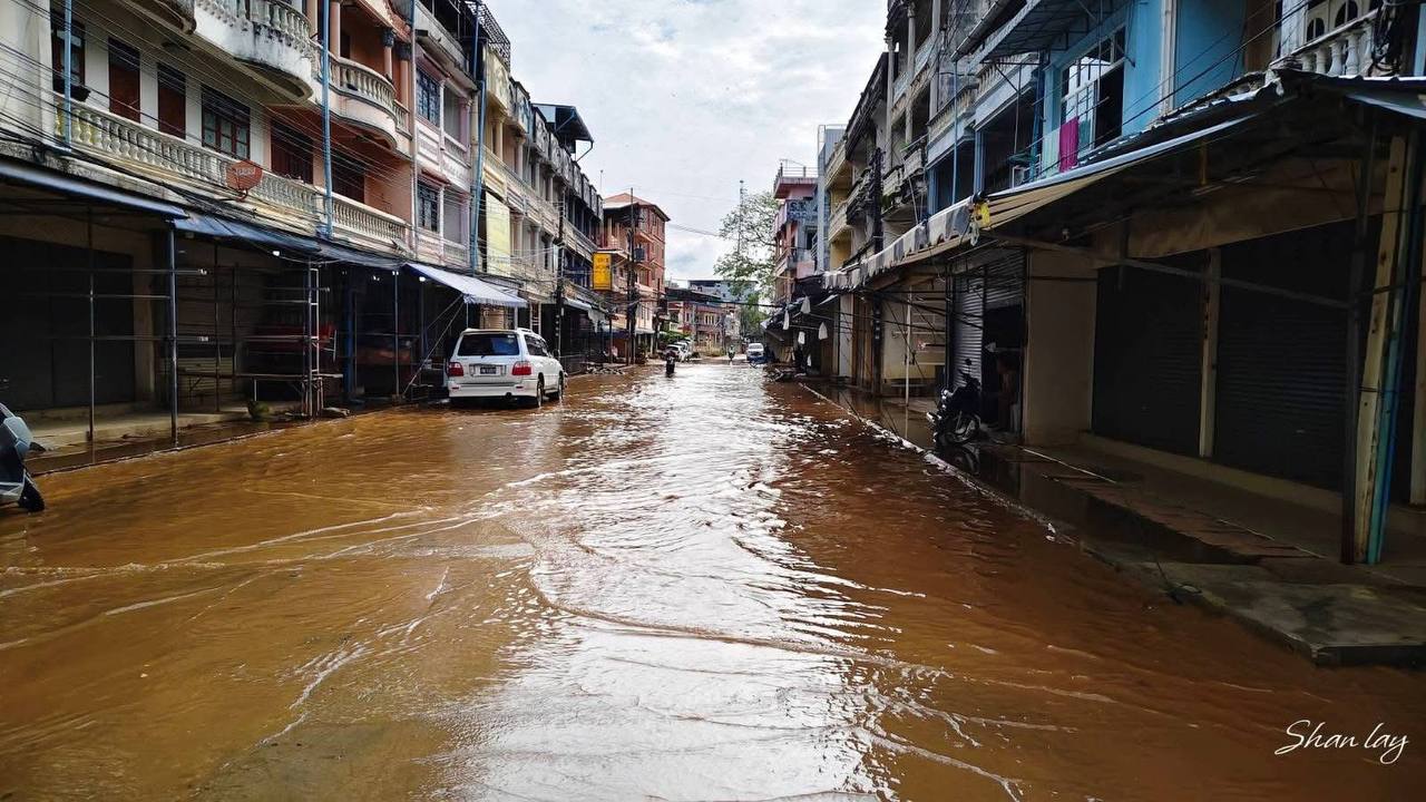 大其力市暴雨致多处民房进水、道路被淹