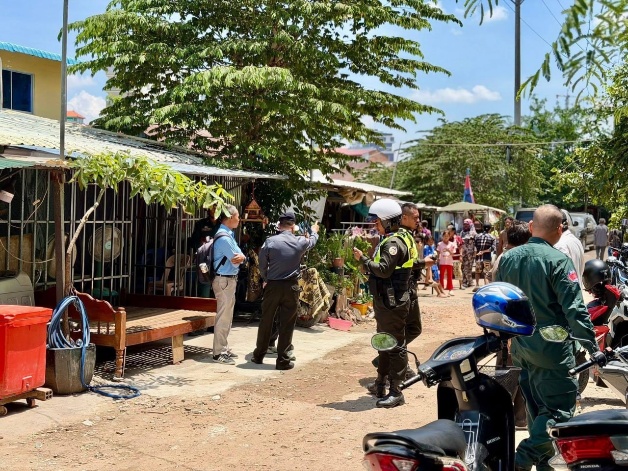网友反馈 金边朗哥区 警察开始摸查附近的棚户民房 挨家挨户的检查