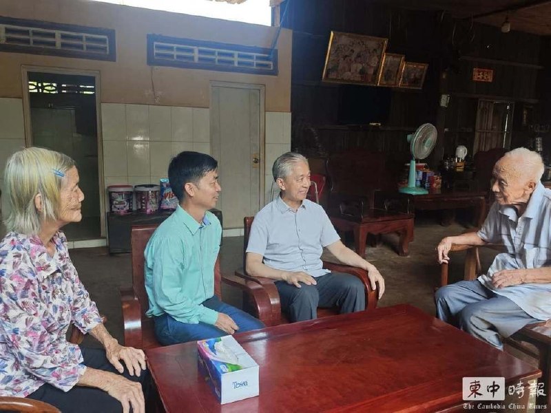 中国驻柬埔寨大使汪文斌到访柬埔寨东北拉达那基里省云晒县“华人村”,并表示,当地华人先辈130多年前远从中国广东惠阳迁居至此,如今已繁衍至第五代,生动展现了中柬两国世代友好的深厚情谊...