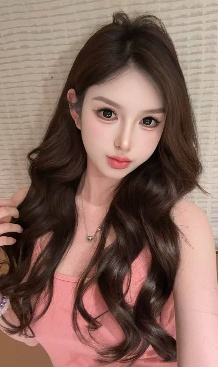 网友求助:这个女孩子20岁叫黄希怡,星期天凌晨从马来西亚被骗过去柬埔寨,说是被姐妹叫过去上班结果被绑架了,家人愿意给钱解决,请绑匪大哥们屌下留情。