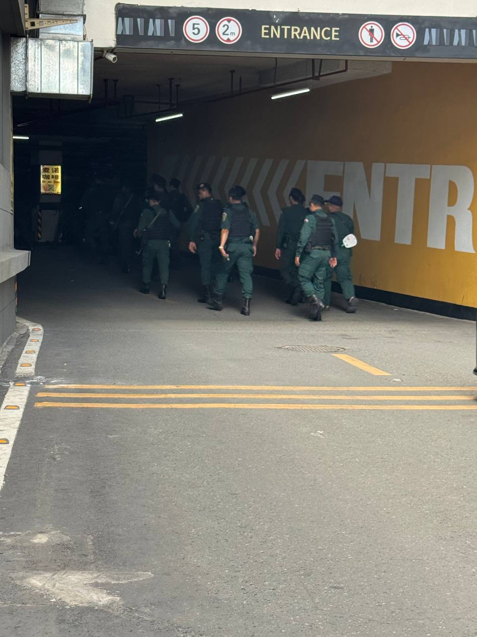 网友反馈:金边富力地下停车场被包围了,现在严格把控,车辆进出都需要检查。