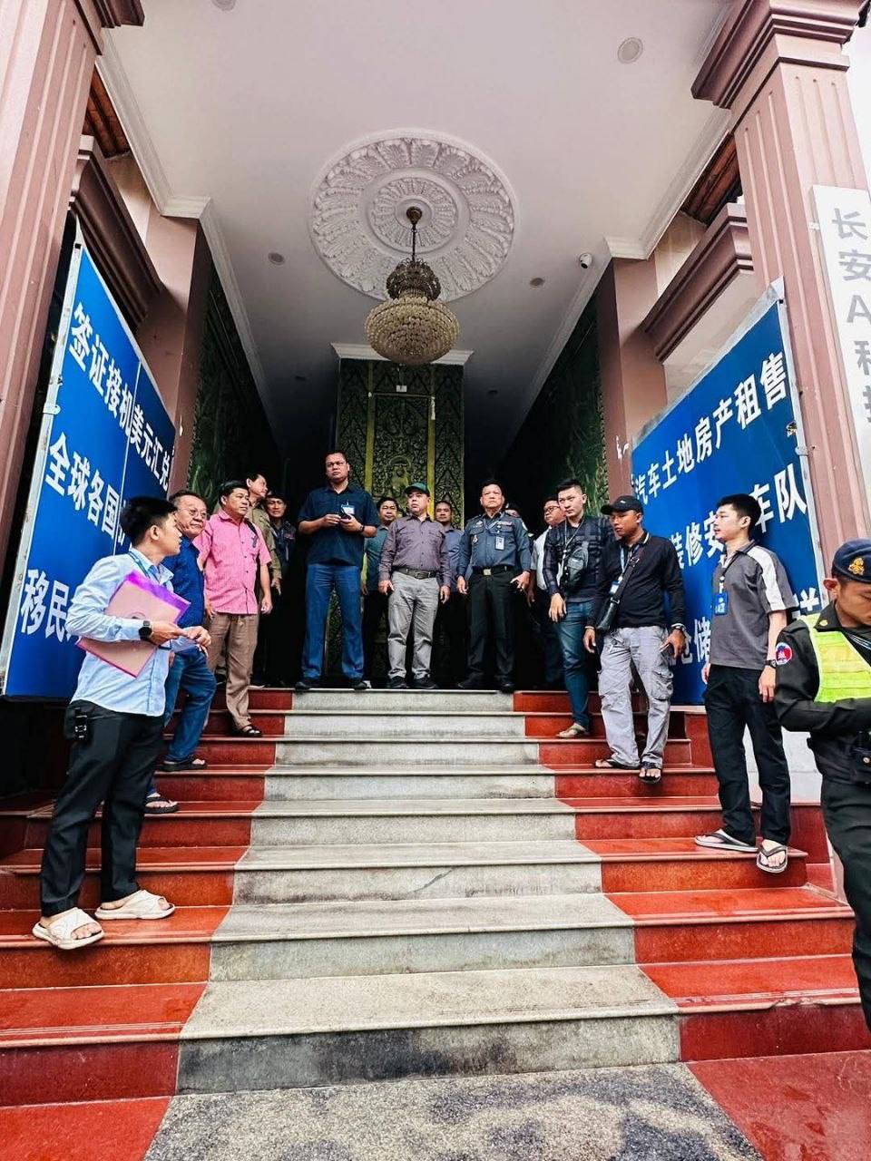 最新消息:金边玛卡拉区区长率领区行政统一指挥部部队,检查酒店、公寓、宾馆、企业和住宅的居住管理情况,并打击金边七玛卡拉区的网络诈骗活动。