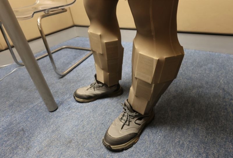 香港新闻 紧身裤藏1181支私烟闯关,49岁男子在香港被判监6周