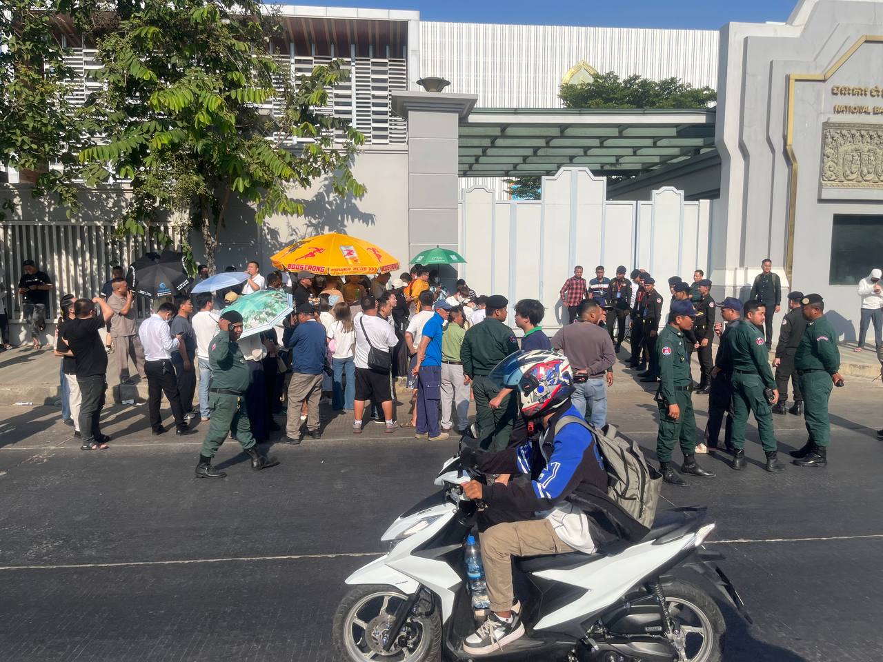 汇旺用户持续聚集央行门口请愿 宪兵到场维持秩序