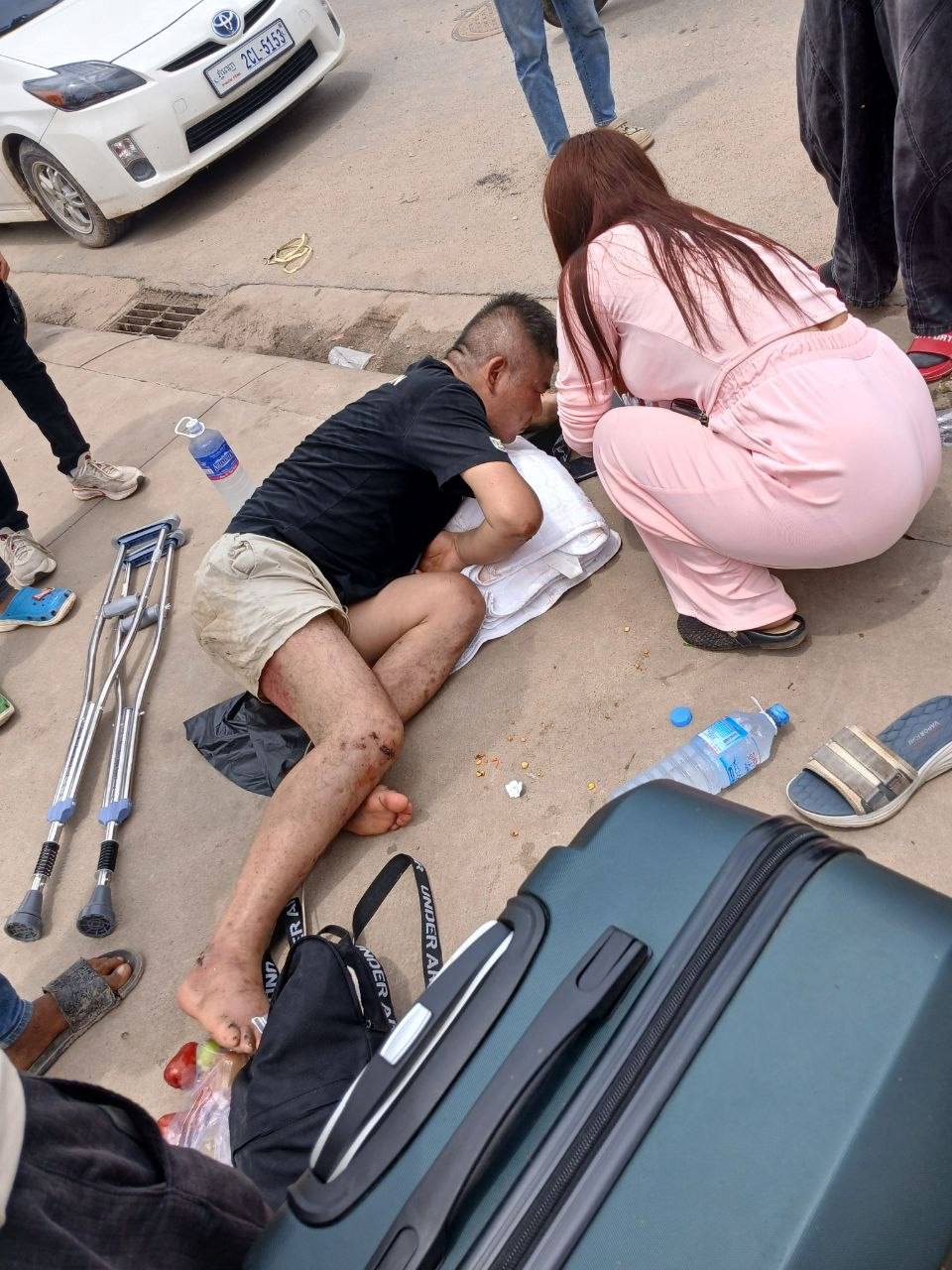 网友投稿:一名中国男子被货车运送到柴楨省木牌后,转而把他丢弃在路边,身上布满遭受酷刑留下的伤疤,有热心群众帮他拨打了救助电话。